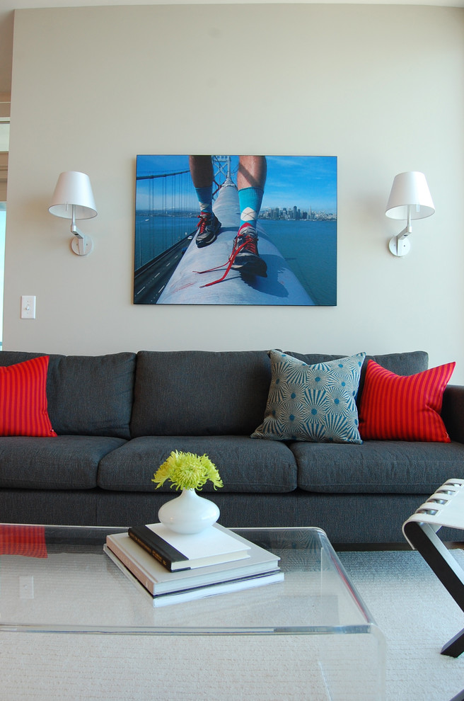 Immagine di un soggiorno minimalista di medie dimensioni e chiuso con pareti bianche e parquet chiaro