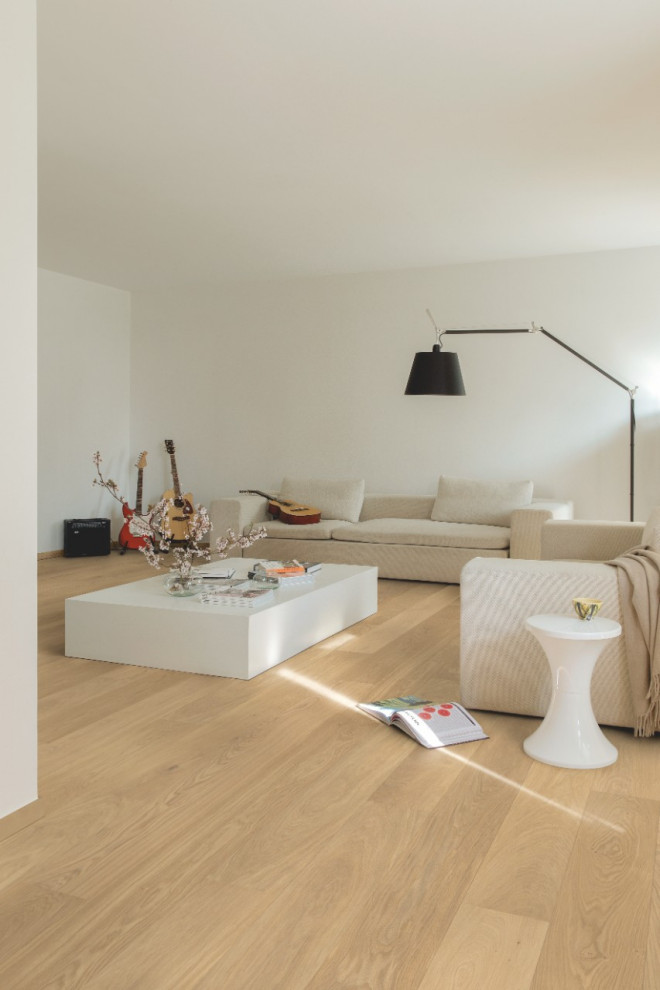 Modelo de salón minimalista con suelo de madera clara y suelo beige