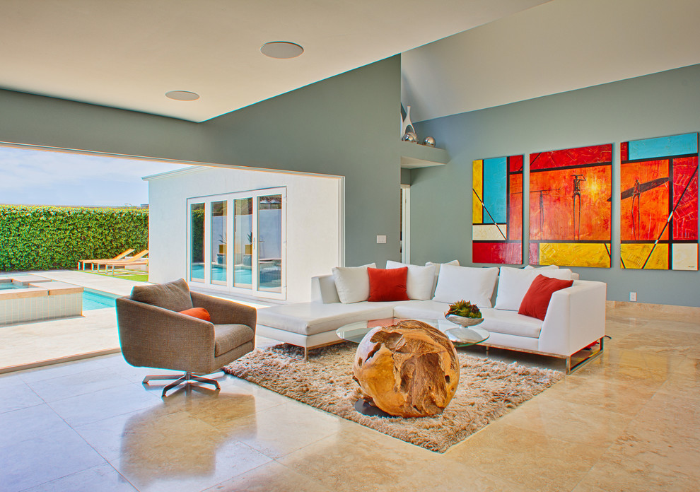 Идея дизайна: большая открытая гостиная комната в стиле модернизм с синими стенами без камина
