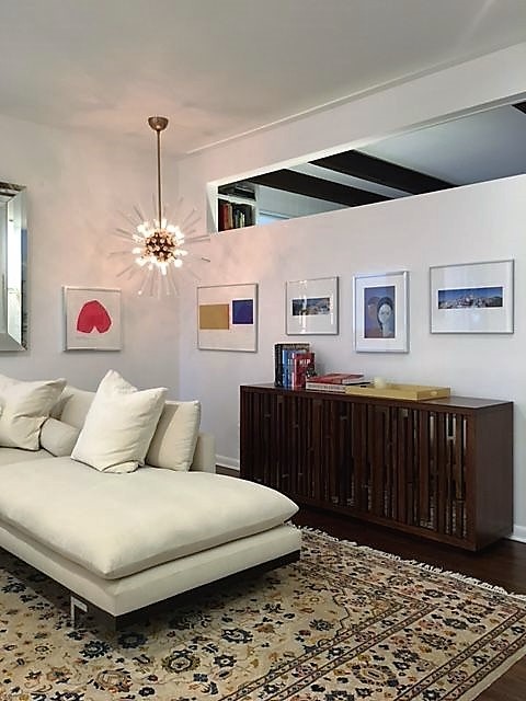 Réalisation d'un salon minimaliste de taille moyenne et ouvert avec un mur blanc, parquet foncé et un manteau de cheminée en plâtre.