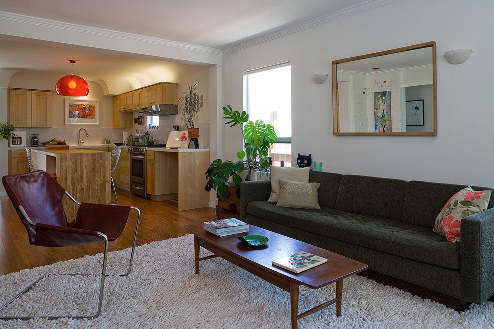 Immagine di un soggiorno minimalista aperto e di medie dimensioni con pareti bianche e pavimento in bambù