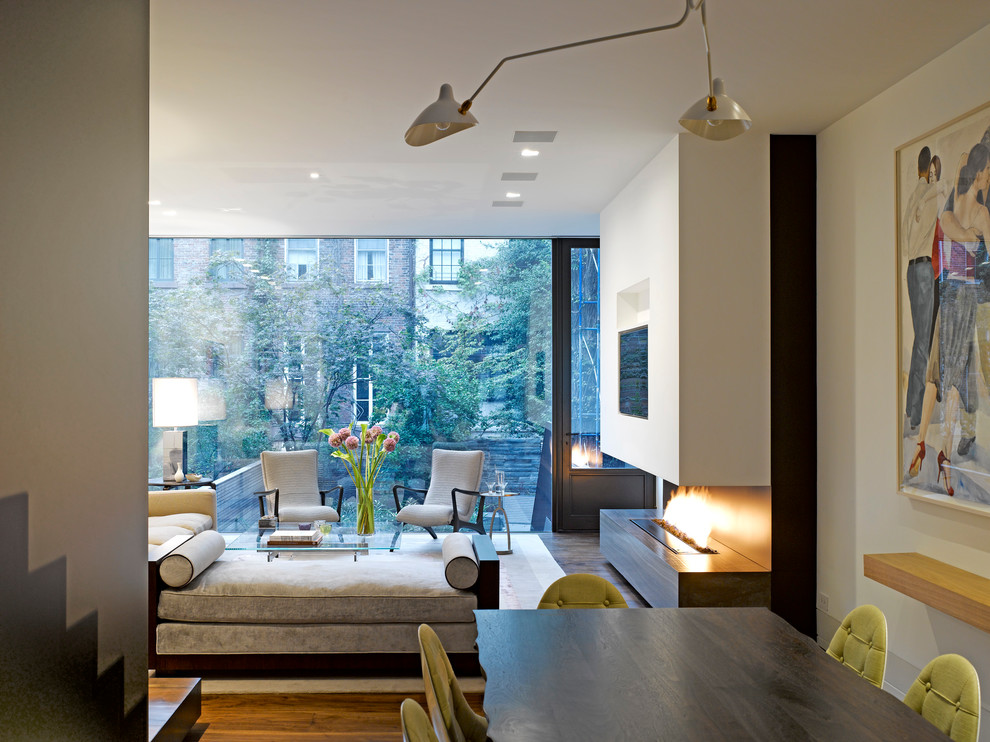 Стильный дизайн: гостиная комната в стиле модернизм с белыми стенами и темным паркетным полом - последний тренд