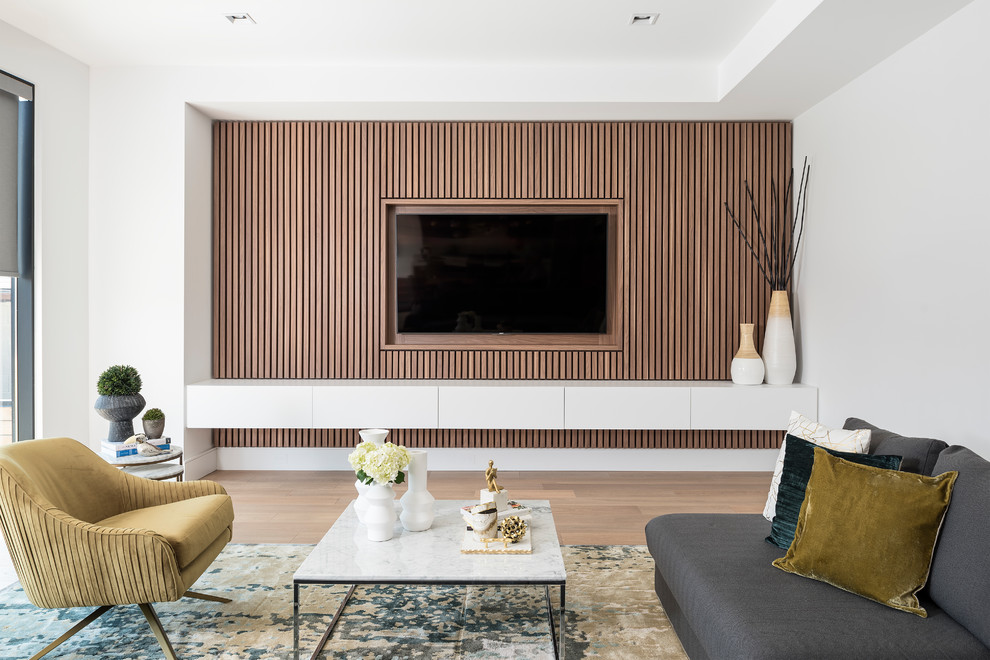 Idee per un soggiorno contemporaneo chiuso con sala formale, pareti bianche, pavimento in legno massello medio, TV a parete e pavimento beige