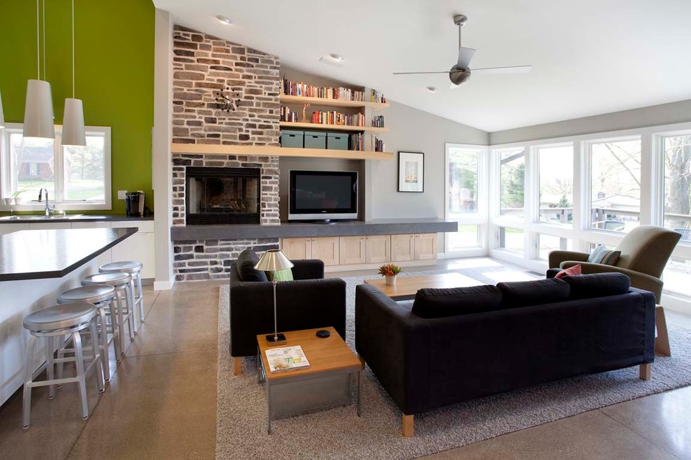 Стильный дизайн: гостиная комната в стиле модернизм с серыми стенами и ковром на полу - последний тренд