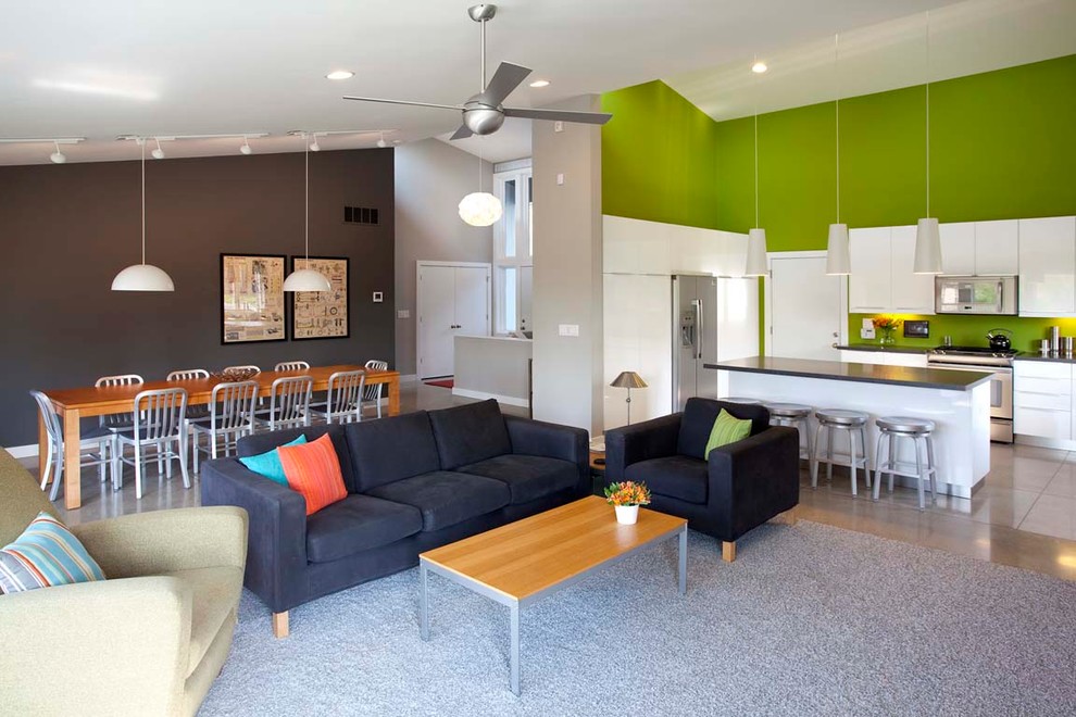 Стильный дизайн: гостиная комната в стиле модернизм с зелеными стенами и ковром на полу - последний тренд