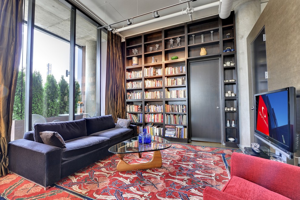 На фото: гостиная комната в стиле модернизм с с книжными шкафами и полками и отдельно стоящим телевизором