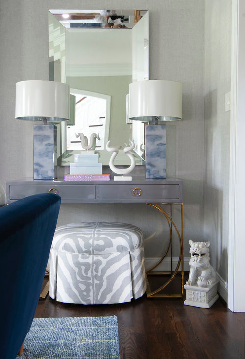 На фото: гостиная комната в стиле модернизм с серыми стенами с