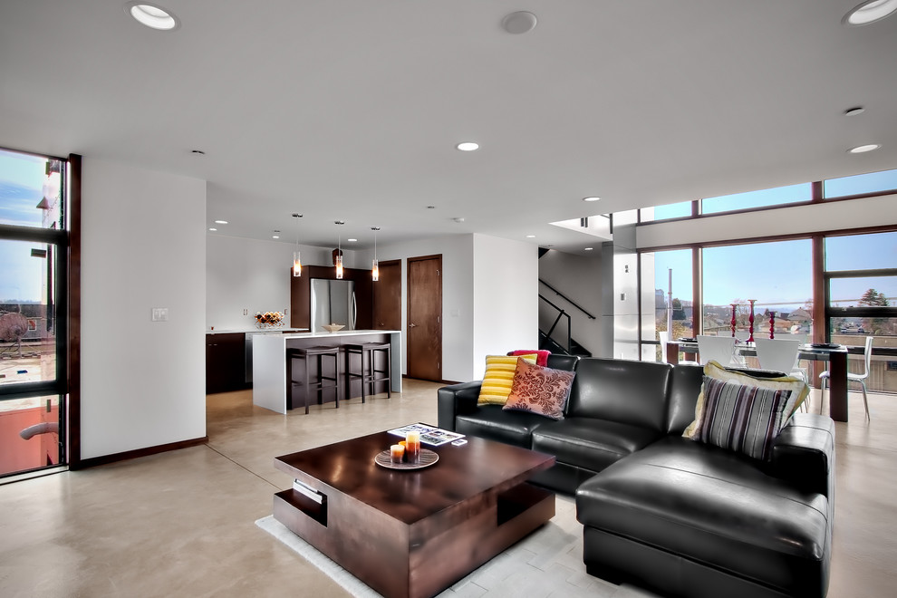 На фото: открытая гостиная комната в стиле модернизм с белыми стенами, бетонным полом и ковром на полу с