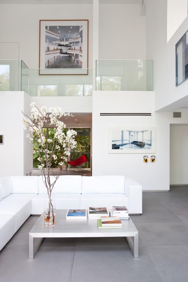 Источник вдохновения для домашнего уюта: парадная гостиная комната в стиле модернизм с полом из известняка и белыми стенами