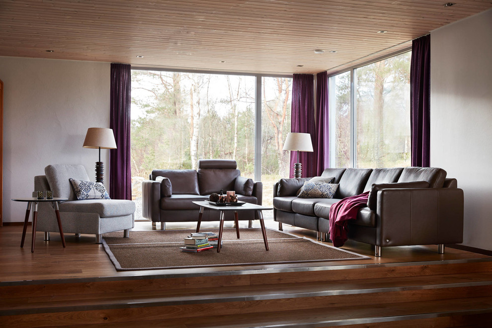 Imagen de salón abierto minimalista grande con paredes beige y suelo de madera oscura