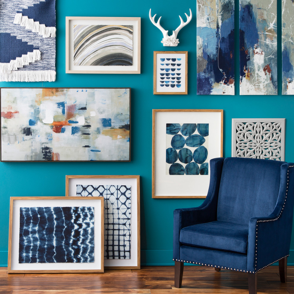Kleines, Repräsentatives, Fernseherloses, Abgetrenntes Modernes Wohnzimmer ohne Kamin mit blauer Wandfarbe, dunklem Holzboden und braunem Boden in Minneapolis