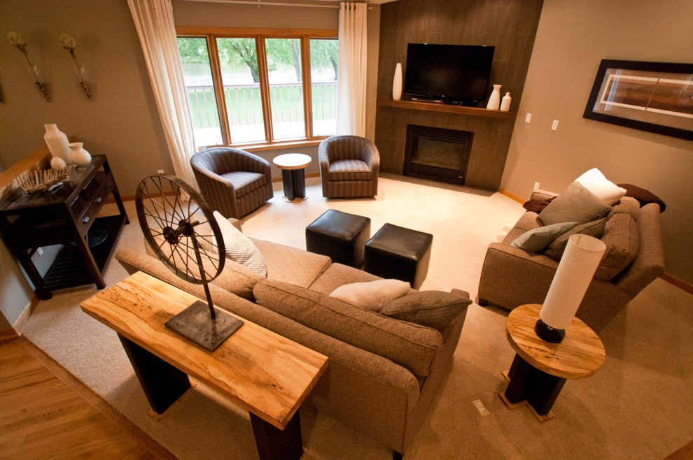 Cette photo montre un salon moderne ouvert avec un mur gris, moquette, une cheminée d'angle, un manteau de cheminée en carrelage et un téléviseur indépendant.