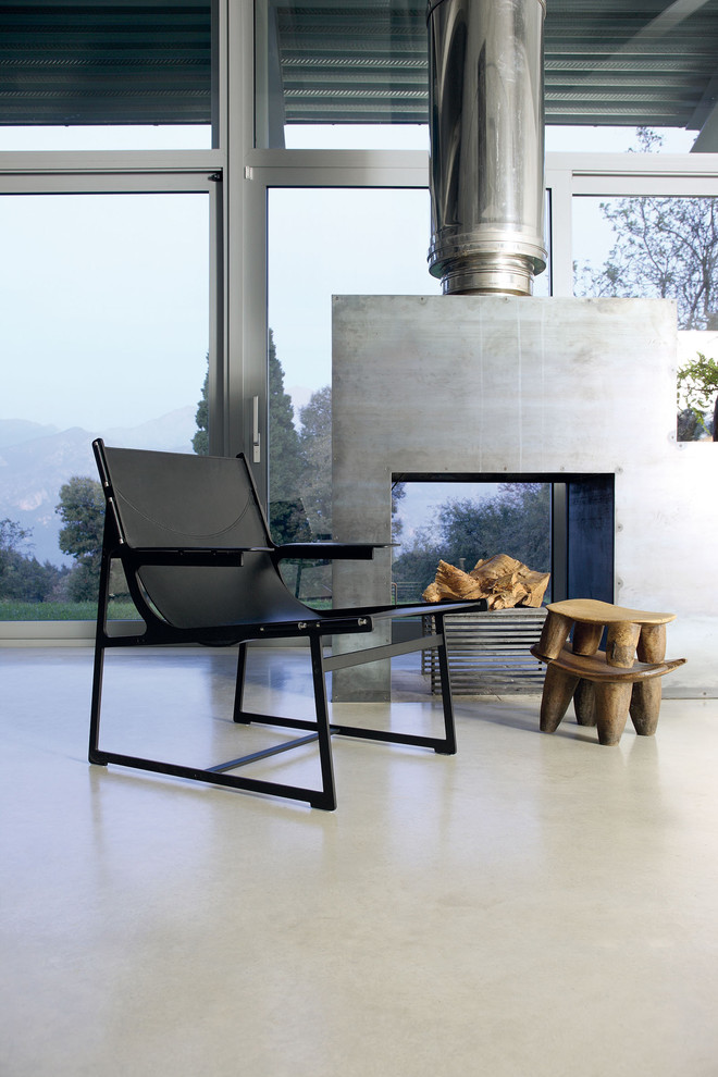 Diseño de salón minimalista con suelo de cemento y chimenea de doble cara