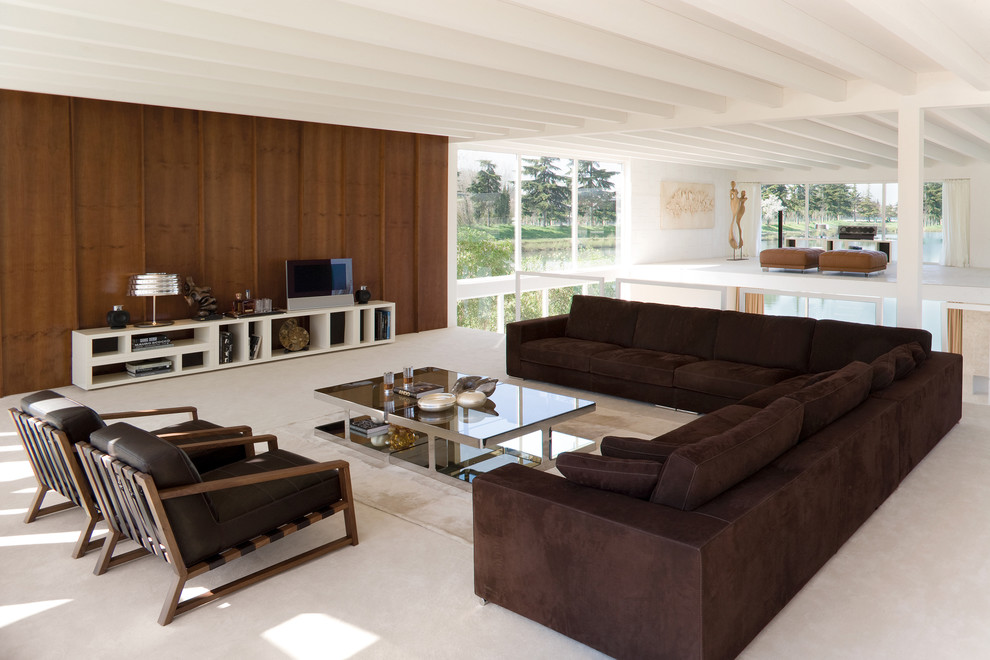 Свежая идея для дизайна: огромная гостиная комната в стиле модернизм с коричневым диваном - отличное фото интерьера