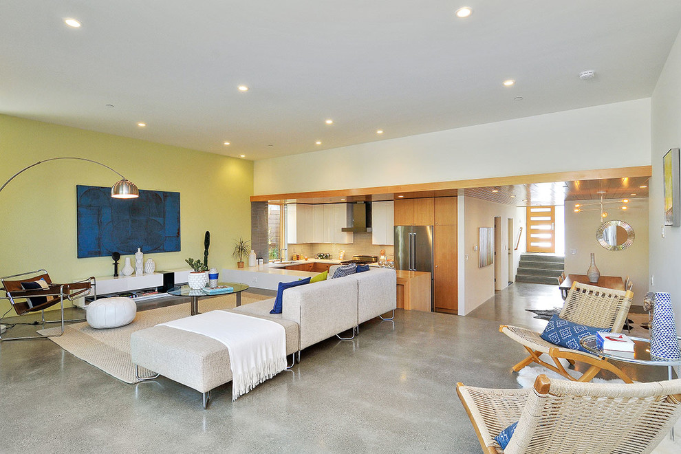 Свежая идея для дизайна: большая открытая гостиная комната в современном стиле с бетонным полом и серым полом без камина - отличное фото интерьера