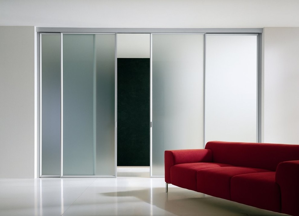 Modelo de salón minimalista grande con paredes blancas y suelo blanco