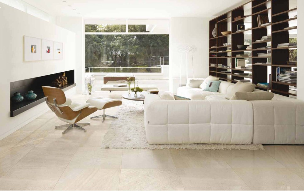 Idee per un grande soggiorno minimalista chiuso con pareti bianche e pavimento in gres porcellanato