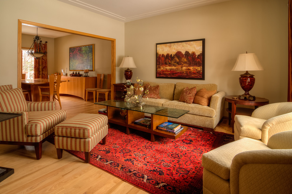 Diseño de salón para visitas abierto tradicional de tamaño medio con paredes beige y suelo de madera clara