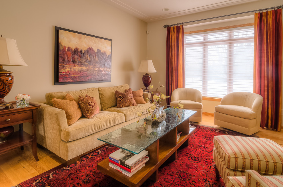 Imagen de salón para visitas abierto clásico de tamaño medio con paredes beige y suelo de madera clara