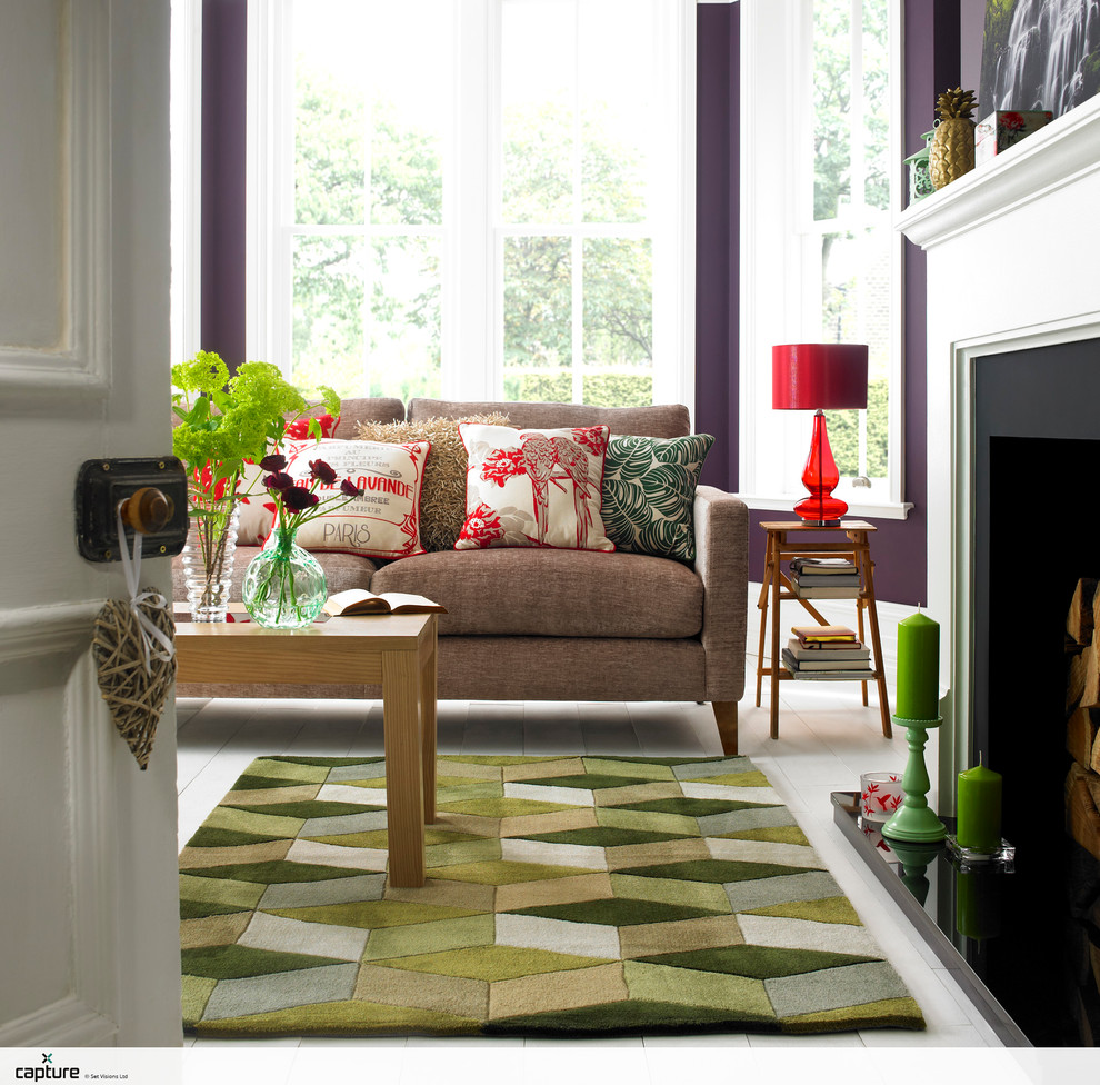 Mittelgroßes Modernes Wohnzimmer mit lila Wandfarbe, gebeiztem Holzboden, Kamin und Kaminumrandung aus Holz in Sonstige