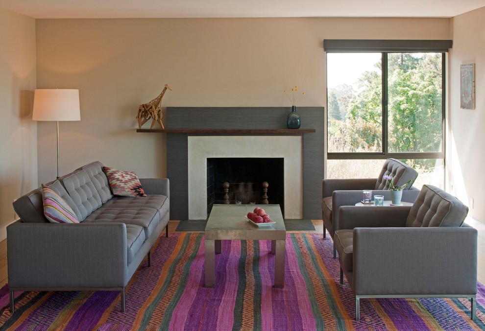 Mittelgroßes, Repräsentatives, Fernseherloses, Abgetrenntes Modernes Wohnzimmer mit beiger Wandfarbe, braunem Holzboden, Kamin und Kaminumrandung aus Stein in San Francisco