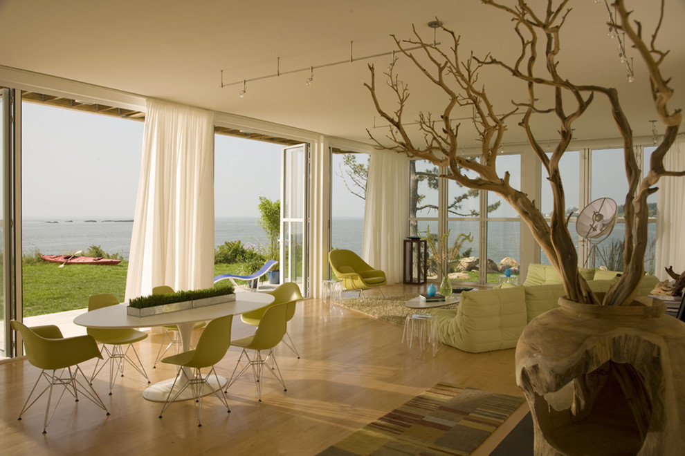 Inspiration pour un salon design ouvert avec un sol en bois brun.