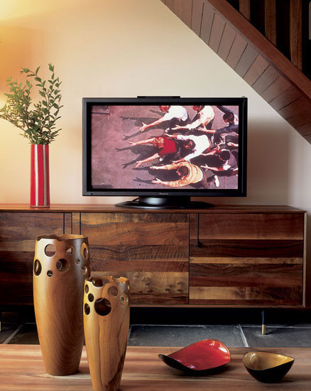 Inspiration för ett mellanstort funkis loftrum, med ett finrum, orange väggar, klinkergolv i keramik och en fristående TV