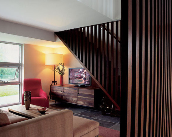 Immagine di un soggiorno minimal di medie dimensioni e stile loft con sala formale, pareti arancioni, pavimento con piastrelle in ceramica, nessun camino e TV autoportante