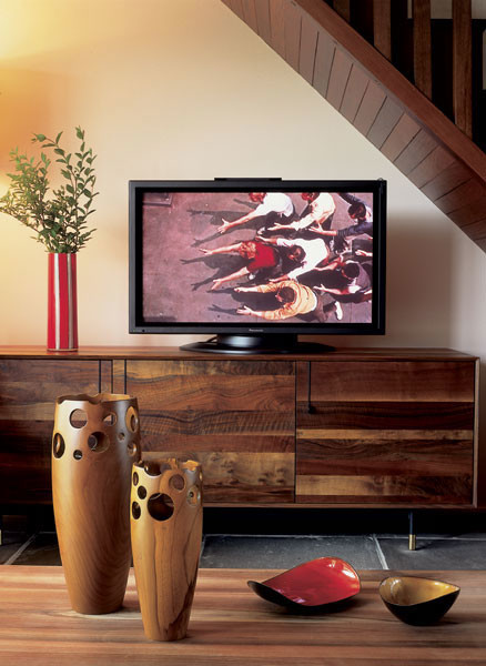 Exempel på ett mellanstort modernt loftrum, med ett finrum, orange väggar, klinkergolv i keramik och en fristående TV