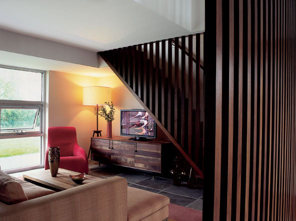 Esempio di un soggiorno minimal di medie dimensioni e stile loft con sala formale, pareti arancioni, pavimento con piastrelle in ceramica, nessun camino e TV autoportante