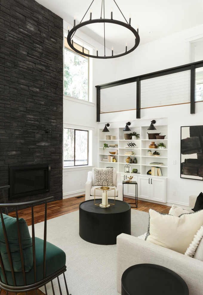 Foto på ett stort lantligt allrum med öppen planlösning, med vita väggar, mellanmörkt trägolv, en standard öppen spis, en väggmonterad TV och brunt golv