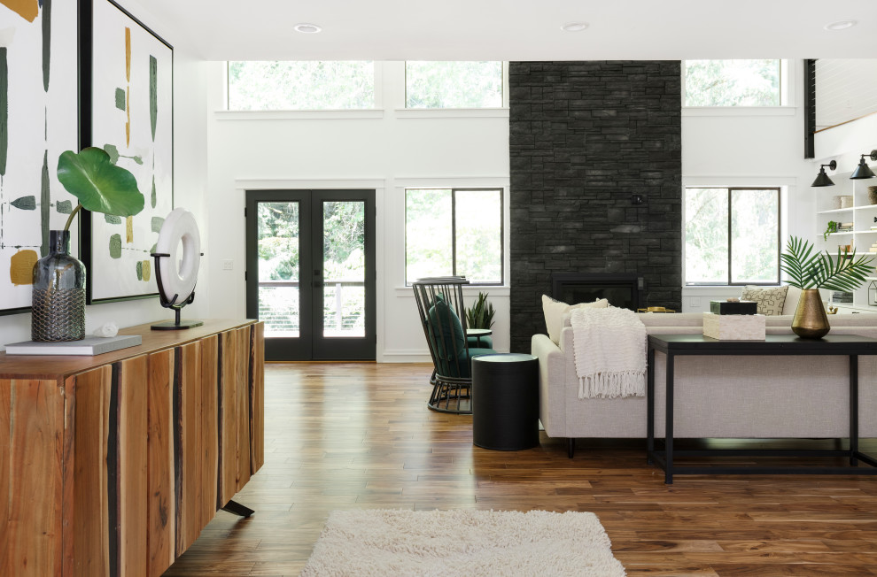 Großes, Offenes Country Wohnzimmer mit weißer Wandfarbe, braunem Holzboden, Kamin, Kaminumrandung aus gestapelten Steinen, TV-Wand, braunem Boden und gewölbter Decke in Portland