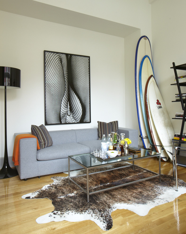Immagine di un soggiorno minimalista con pareti bianche, parquet chiaro e pavimento beige