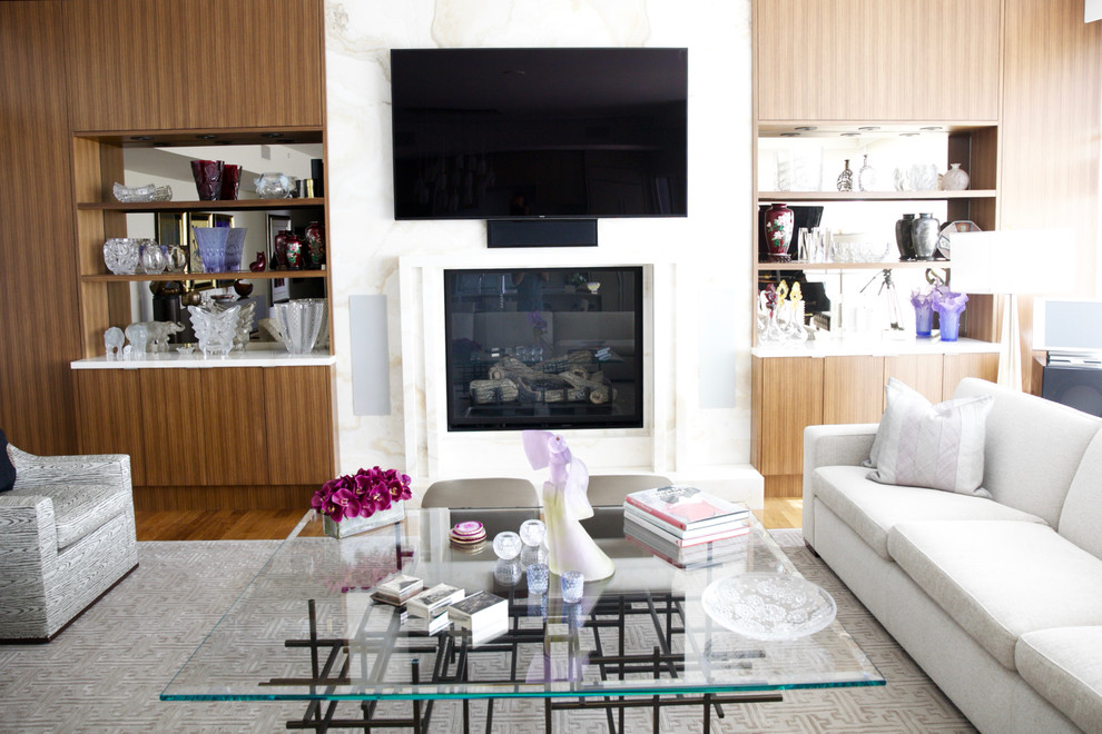 Mittelgroßes, Repräsentatives, Abgetrenntes Modernes Wohnzimmer mit weißer Wandfarbe, hellem Holzboden, Kamin, Kaminumrandung aus Stein und TV-Wand in Los Angeles