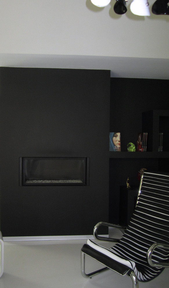 Источник вдохновения для домашнего уюта: гостиная комната в стиле модернизм с черными стенами и горизонтальным камином