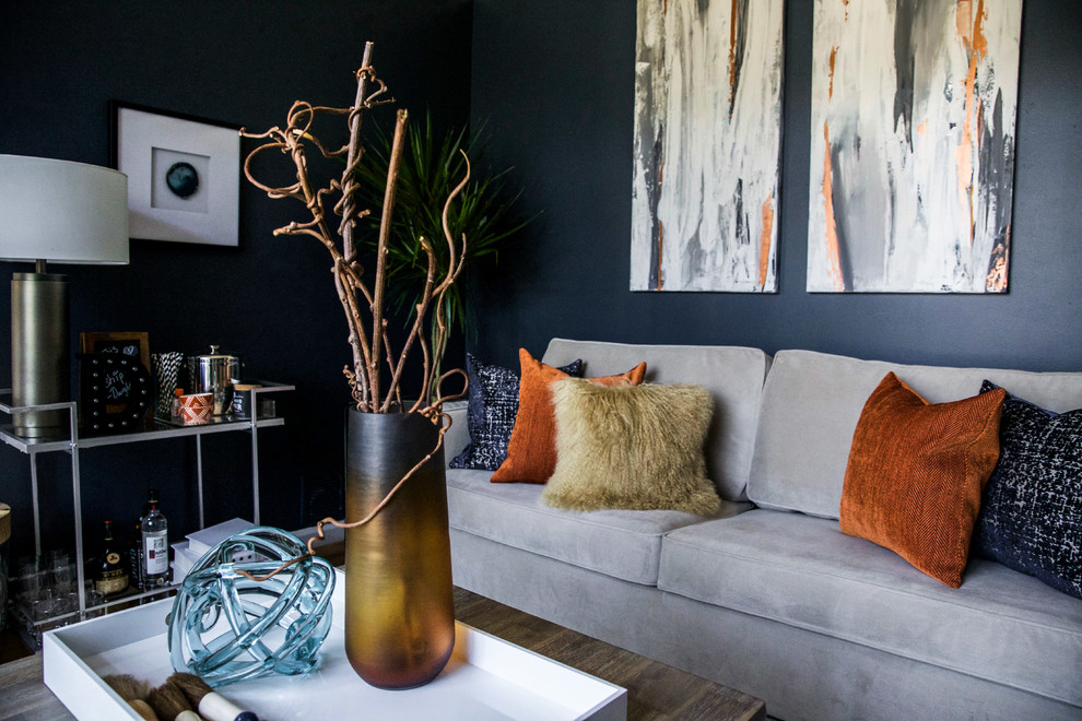 Immagine di un piccolo soggiorno minimalista chiuso con pareti blu, pavimento in legno massello medio, TV a parete e pavimento grigio