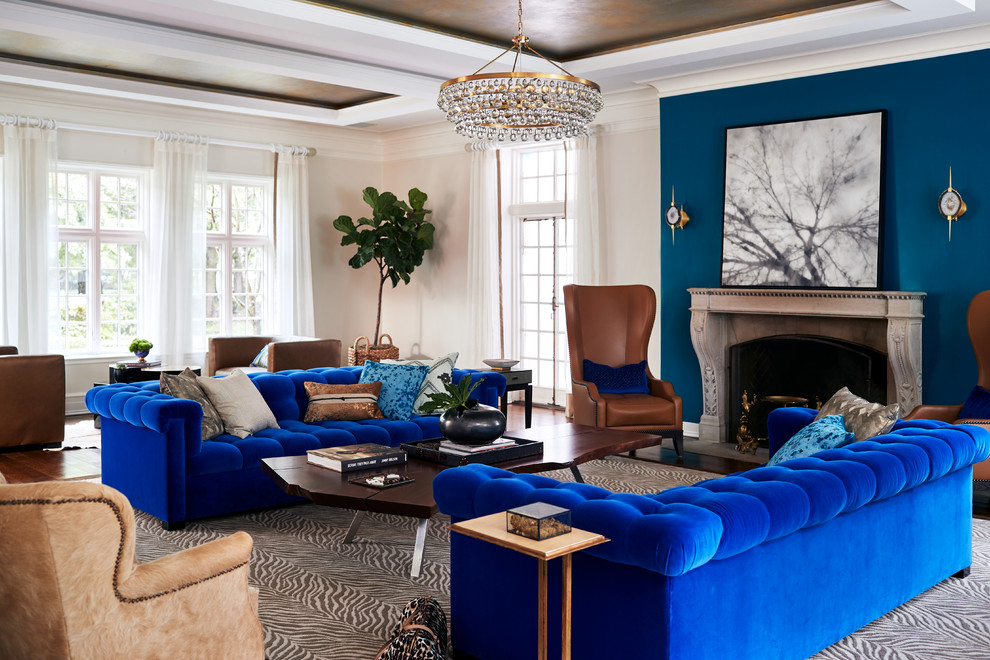 Cette image montre un salon traditionnel ouvert avec une salle de réception, un mur bleu et une cheminée standard.