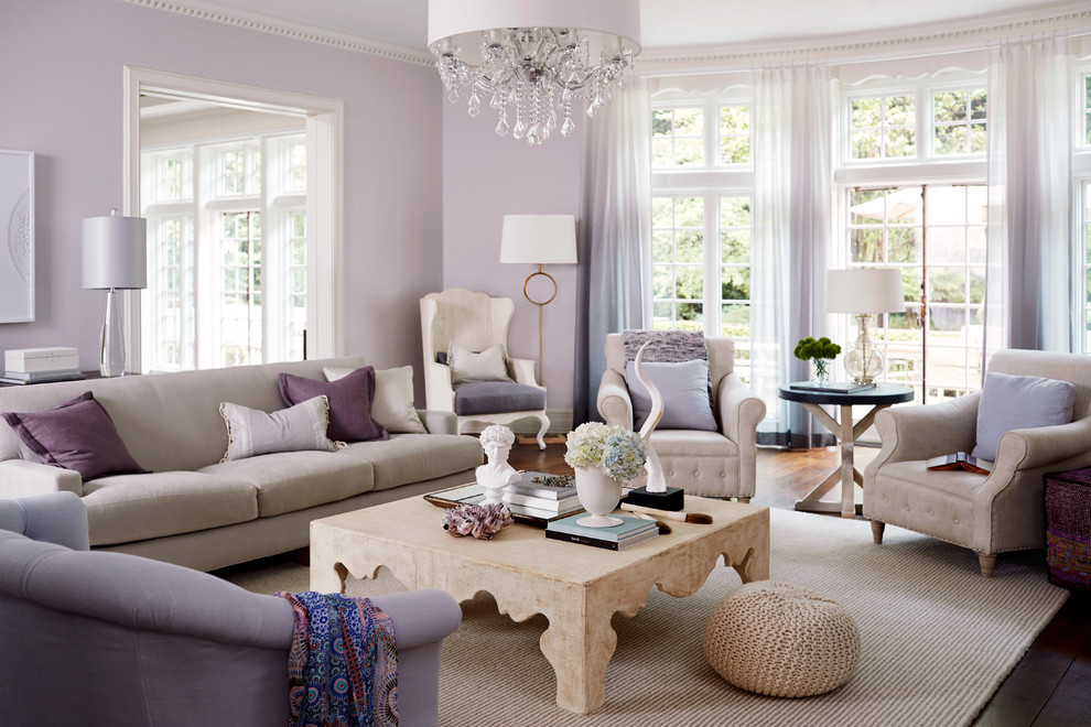 Стильный дизайн: парадная гостиная комната в классическом стиле с фиолетовыми стенами и ковром на полу - последний тренд