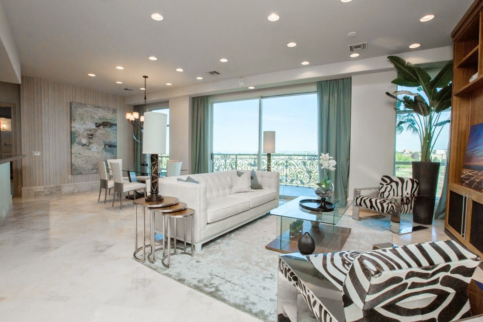 Idee per un grande soggiorno minimalista aperto con pareti bianche e pavimento in marmo