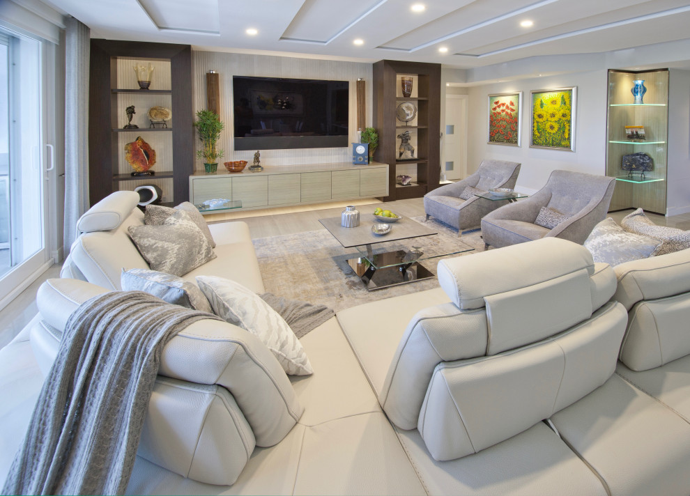 Diseño de salón abierto actual grande con paredes grises, suelo de baldosas de porcelana, pared multimedia, suelo gris y bandeja