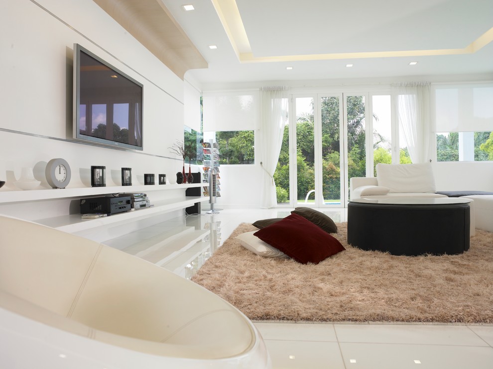 Ejemplo de salón para visitas abierto moderno grande con paredes blancas, suelo de mármol, televisor colgado en la pared y suelo blanco