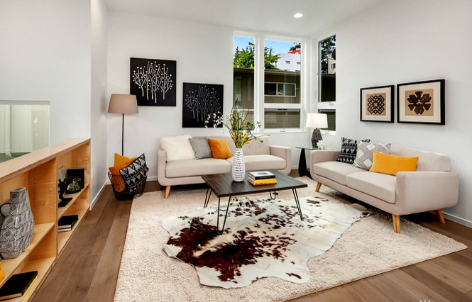 Mittelgroßes, Repräsentatives, Fernseherloses, Offenes Modernes Wohnzimmer ohne Kamin mit weißer Wandfarbe und braunem Holzboden in Seattle