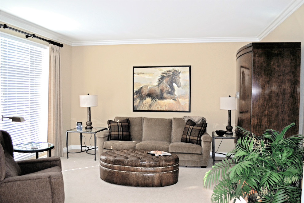 Immagine di un soggiorno chic di medie dimensioni e chiuso con pareti beige, moquette, nessun camino e TV autoportante