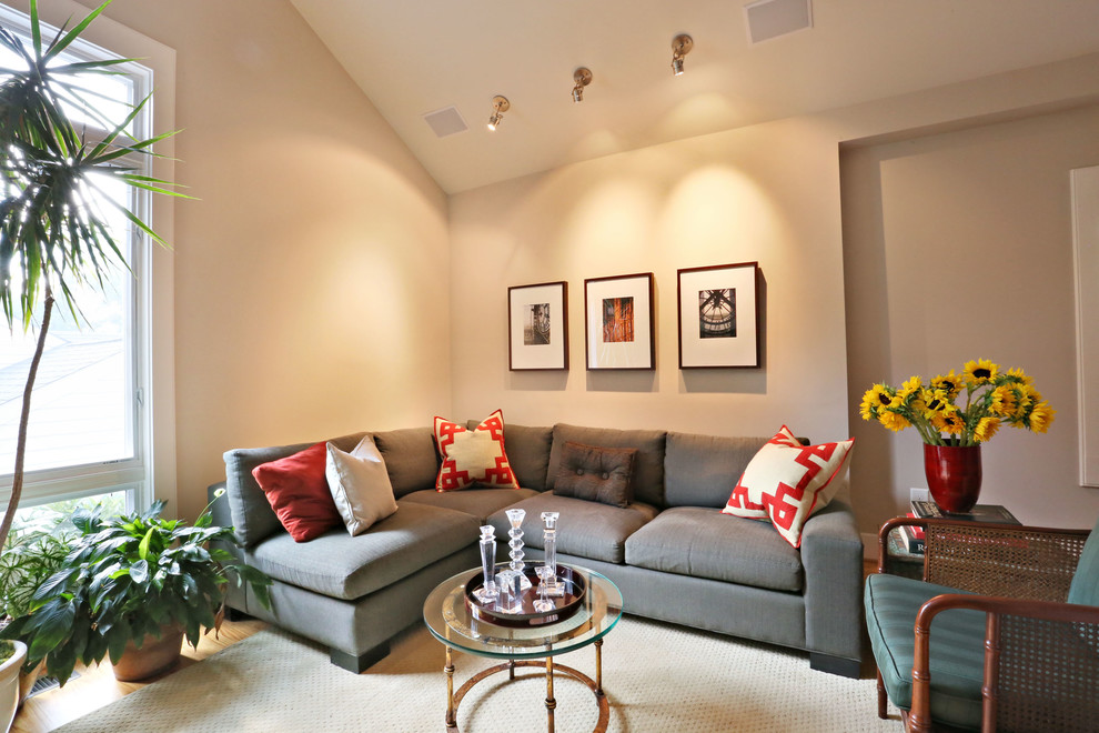 Kleines Modernes Wohnzimmer mit grauer Wandfarbe und braunem Holzboden in Atlanta
