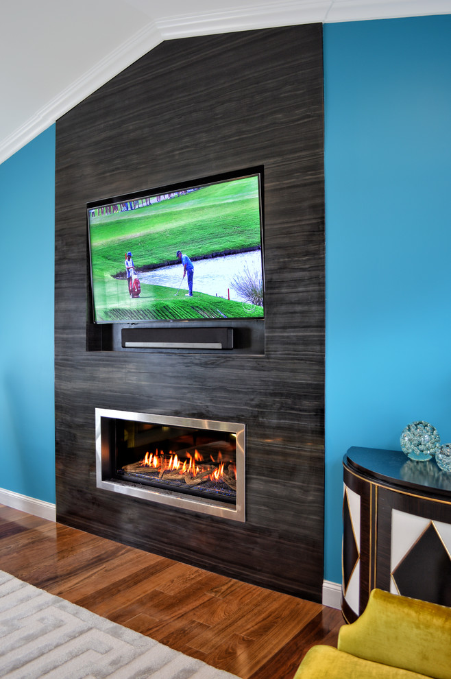 ニューヨークにある高級な広いコンテンポラリースタイルのおしゃれなLDK (青い壁、濃色無垢フローリング、横長型暖炉、タイルの暖炉まわり、壁掛け型テレビ、茶色い床) の写真
