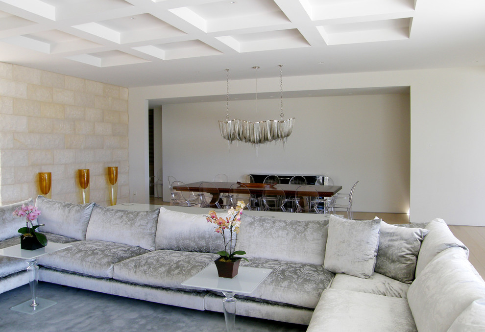 На фото: большая парадная, открытая гостиная комната в современном стиле с белыми стенами и бежевым полом