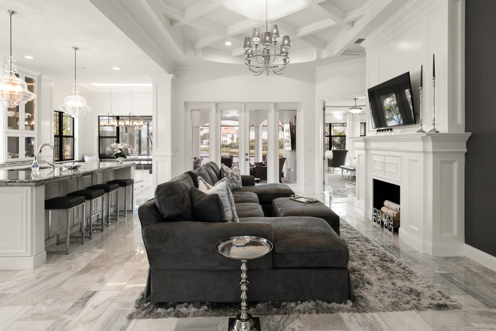 На фото: открытая гостиная комната среднего размера в стиле модернизм с черными стенами, мраморным полом, стандартным камином, фасадом камина из дерева, телевизором на стене и белым полом с