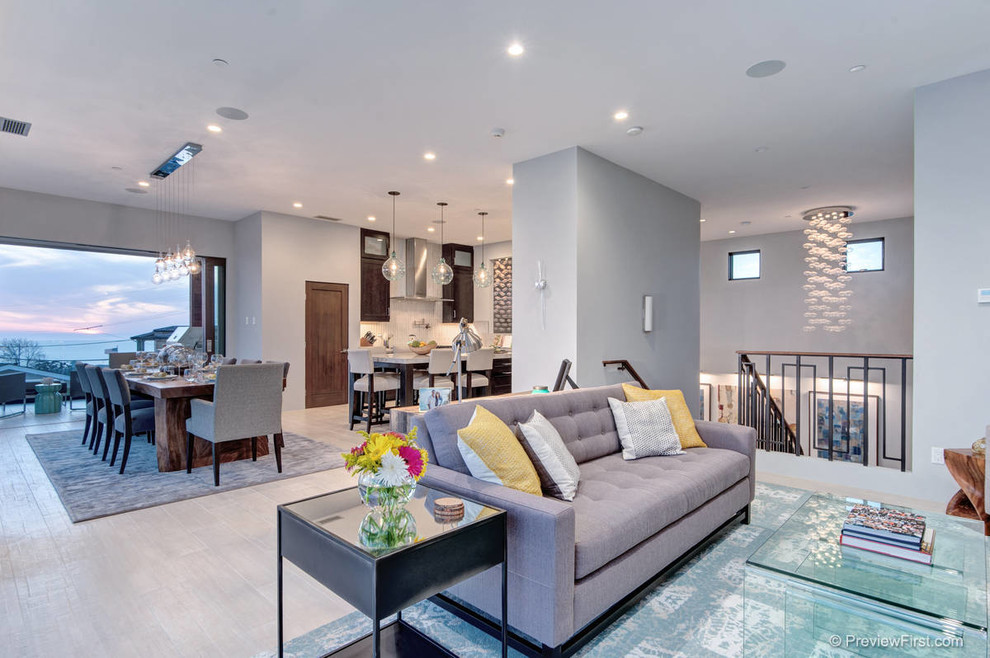 Mittelgroßes Modernes Wohnzimmer mit grauer Wandfarbe und Porzellan-Bodenfliesen in San Diego