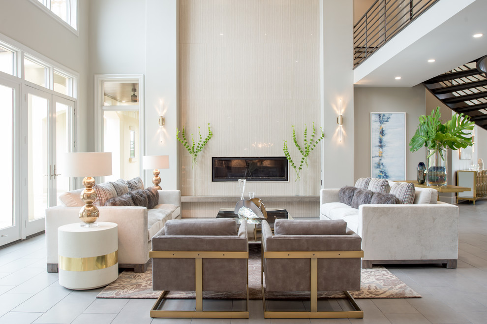 Idee per un soggiorno chic aperto con sala formale, pareti beige, camino lineare Ribbon e pavimento grigio