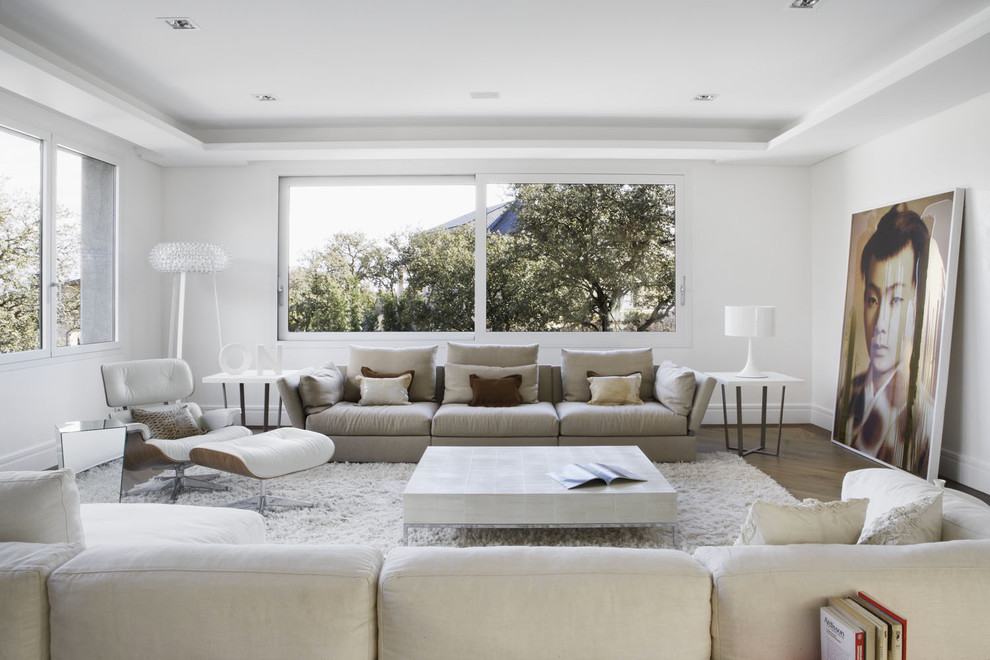 Свежая идея для дизайна: гостиная комната в современном стиле с белыми стенами без камина, телевизора - отличное фото интерьера